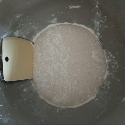 Décollage de la pâte à pain dans le bol