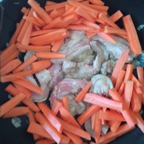 Tendron et carottes dans le wok