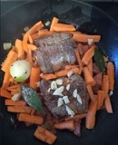 Dépose carottes dans le wok